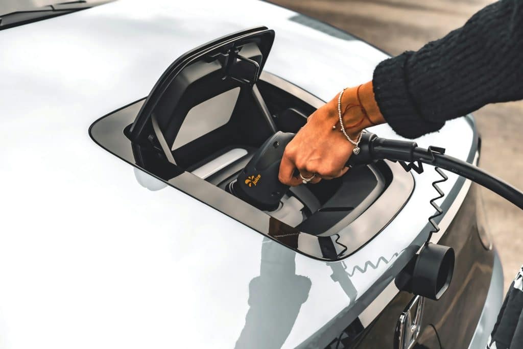 Auto elettrica in ricarica, immagine per l'articolo sulle batterie allo stato solido