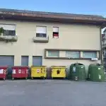 Comune di Sassofeltrio, sei cassonetti sotto le finestre: la nostra famiglia aspetta ancora 14 cassonetti sotto finestre sassofeltrio