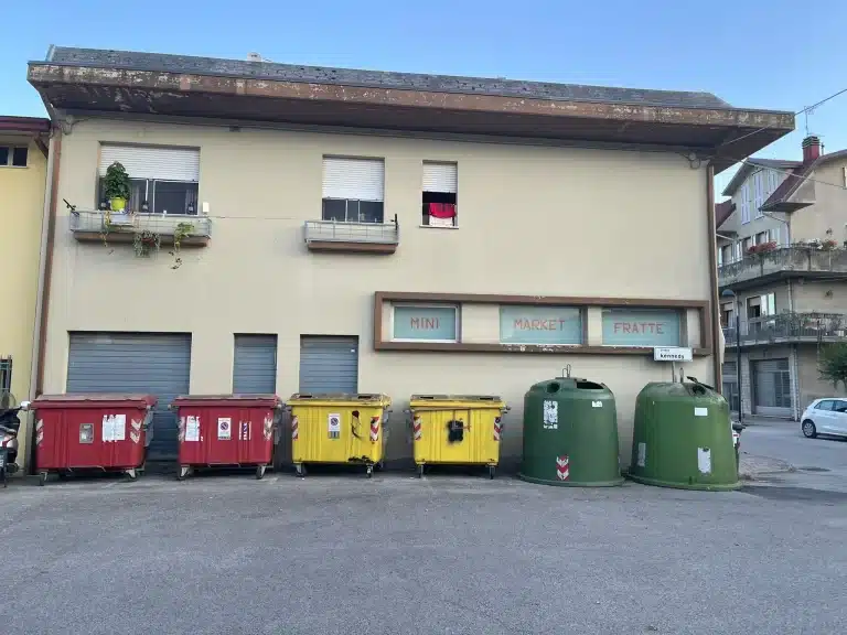 Sei cassonetti del Comune di Sassofeltrio collocati sotto le finestre di un’abitazione a Fratte