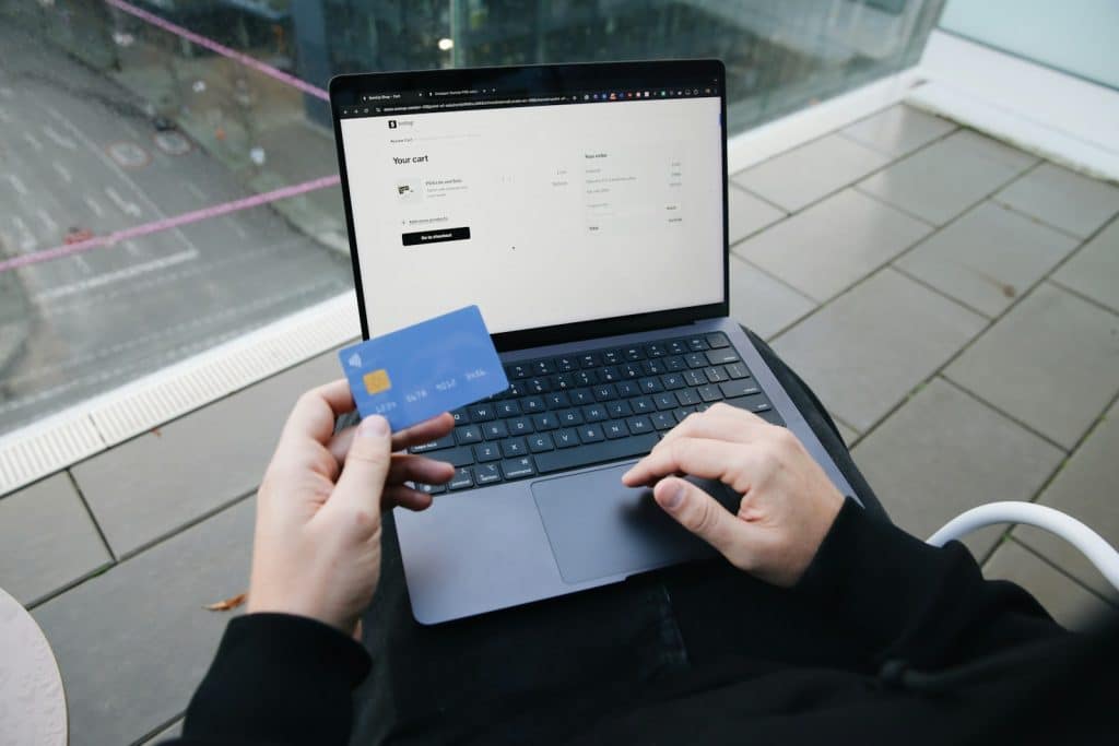 Pagamento online con carta e laptop, immagine per l'articolo sulle frodi digitali