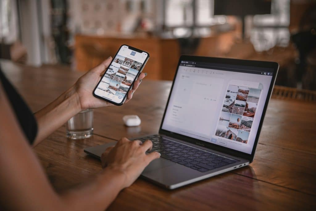 Smartphone e laptop usati insieme, immagine per l'articolo su iPhone e Windows