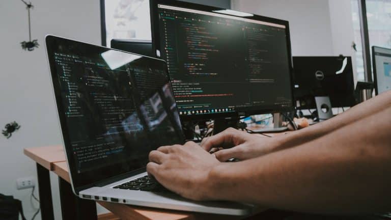 Postazione informatica con codice, immagine per l'articolo su OpenAI Astra e cybersicurezza