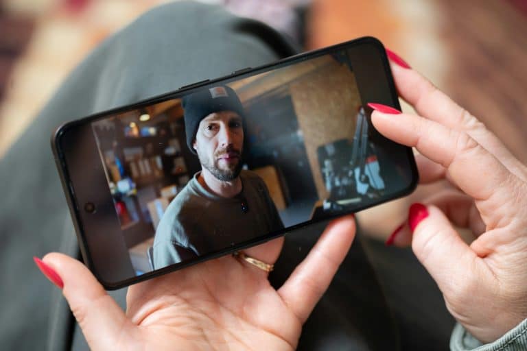 Smartphone usato per creare e guardare video verticali sui social