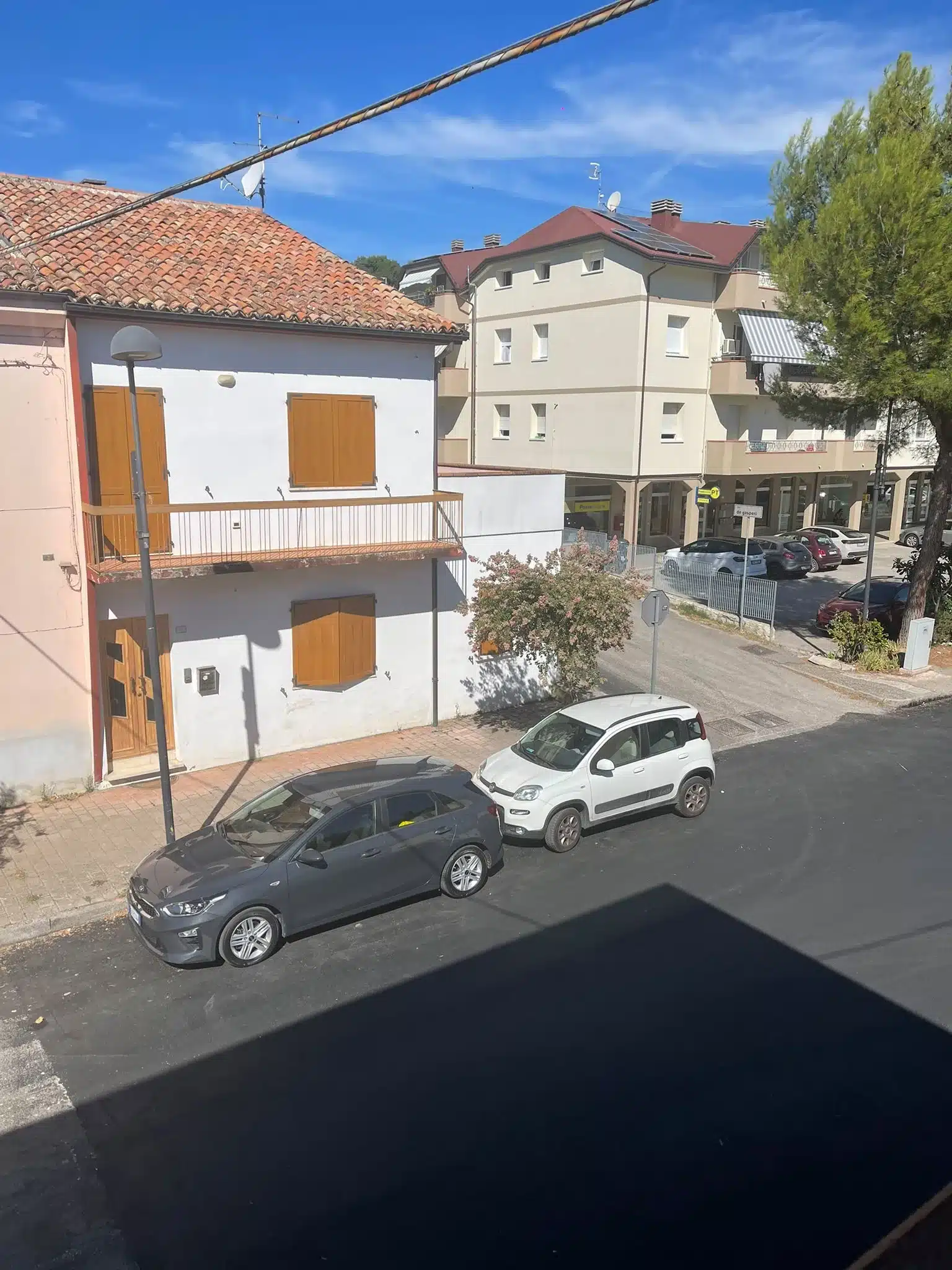 Comune di Sassofeltrio, i cassonetti di Fratte restano lì. L’ufficio tecnico: «Tre mesi sono pochi» 3 Comune Sassofeltrio, area libera lungo la strada a Fratte, a pochi passi dai cassonetti di Piazza Kennedy