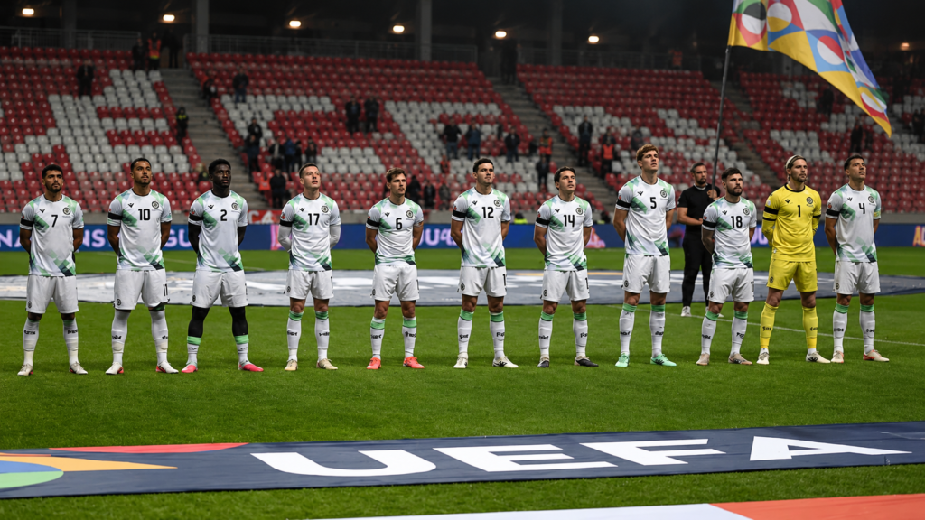 Calciatore dell'Irlanda con la fascia nera al braccio per Gaza durante Israele-Irlanda di Nations League