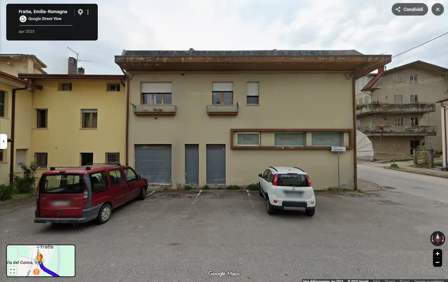 Comune di Sassofeltrio, i cassonetti di Fratte restano lì. L’ufficio tecnico: «Tre mesi sono pochi» 5 Piazza Kennedy a Fratte di Sassofeltrio nel 2023: al posto dei cassonetti c'erano stalli di sosta (Google Street View)